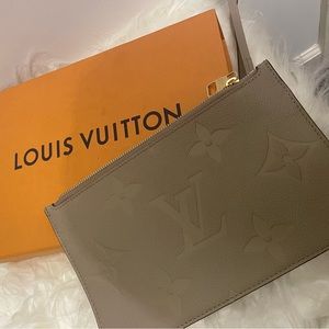 LOUIS VUITTON
Neverfull MM Empreinte Monogram Pochette Wristlet Beige
